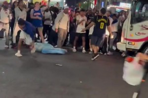 这么多人欺负一人？尼克斯球迷群殴一位步行者球迷！😳